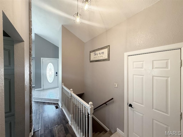 885 Oak Pass Ln, Sullivan, MO 63080 - foyer with vaulted ceiling, dark wood-style flooring, and a textured wall