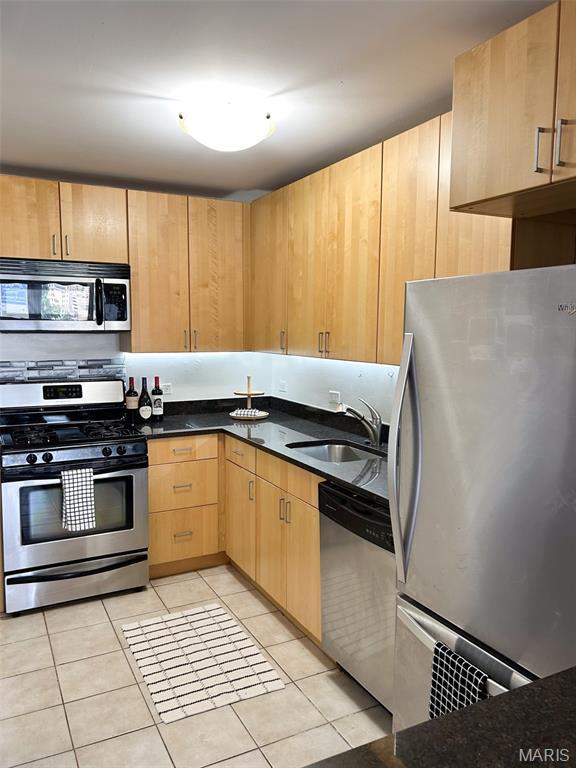 210 N 17th St Unit 302, Saint Louis, MO 63103 - kitchen featuring stainless steel appliances, light brown cabinetry, and light tile patterned floors