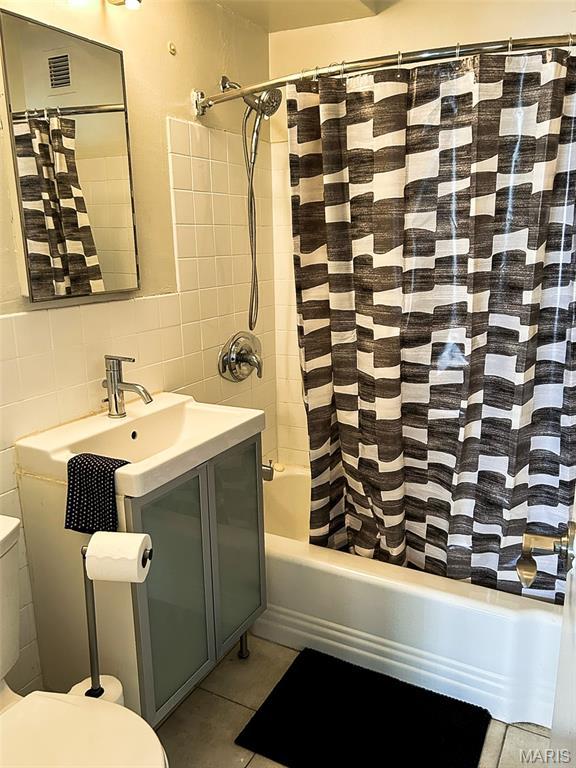 210 N 17th St Unit 302, Saint Louis, MO 63103 - full bath featuring shower / tub combo with curtain, tile patterned flooring, tile walls, vanity, and backsplash