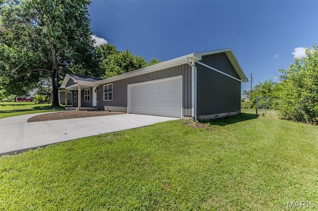 1507 Finn Dr, Lebanon, MO 65536 - single story home with a garage, a front lawn, and concrete driveway