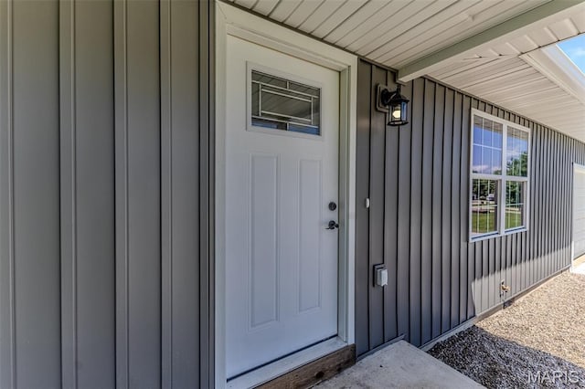 1507 Finn Dr, Lebanon, MO 65536 - doorway to property with board and batten siding and a porch