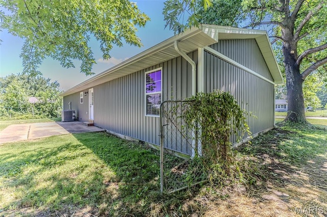 1507 Finn Dr, Lebanon, MO 65536 - view of side of property featuring a lawn and board and batten siding