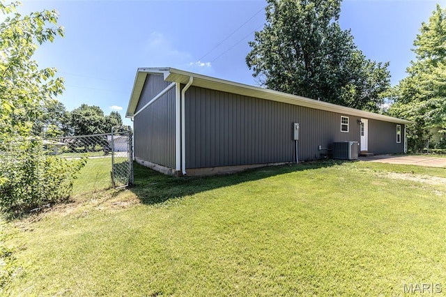 1507 Finn Dr, Lebanon, MO 65536 - view of home's exterior with a cooling unit
