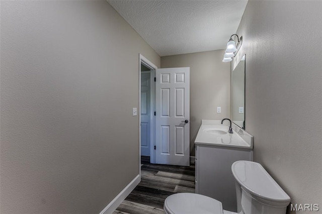 1507 Finn Dr, Lebanon, MO 65536 - bathroom featuring wood finished floors, vanity, and a textured ceiling