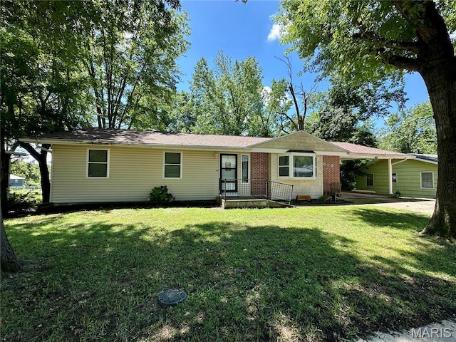 918 E 7th St, Rolla, MO 65401 - ranch-style house with a front yard