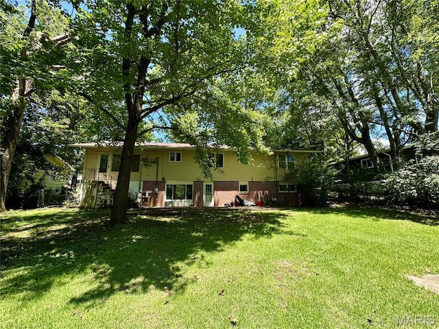 918 E 7th St, Rolla, MO 65401 - view of green lawn featuring stairs
