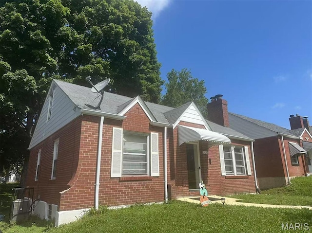3525 Belaire Pl, Beverly Hills, MO 63121 - view of front of home featuring brick siding and a front lawn