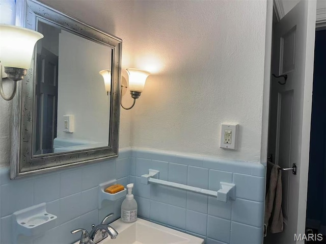 3525 Belaire Pl, Beverly Hills, MO 63121 - bathroom with a sink and tile walls