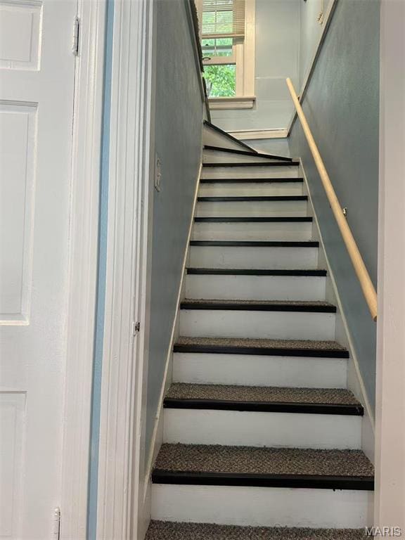 3525 Belaire Pl, Beverly Hills, MO 63121 - view of stairway