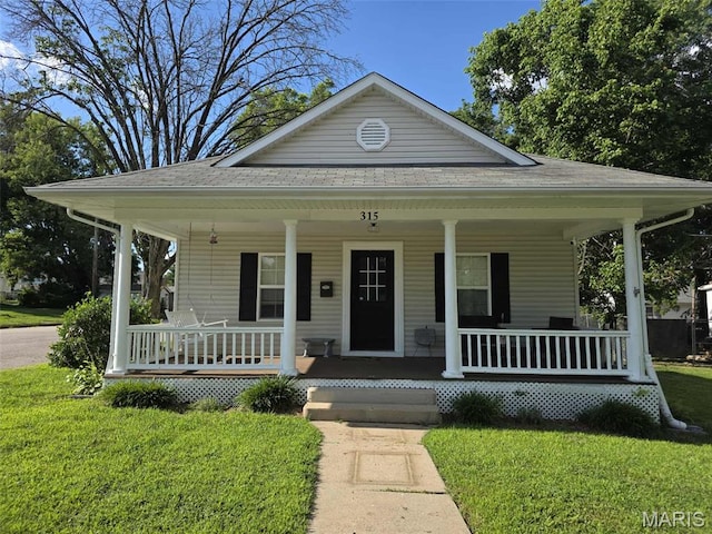 315 W State St, Union, MO 63084 - farmhouse-style home with covered porch, a front yard, and roof with shingles