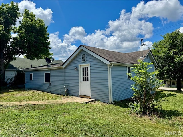 207 Cordia Ave, Potosi, MO 63664 - back of house featuring a yard and roof with shingles