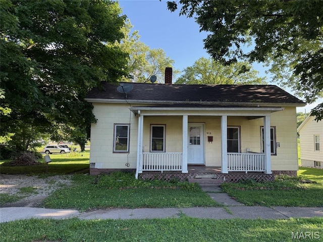 913 W Edwards St, Vandalia, IL 62471 - bungalow-style house with a chimney, covered porch, and a shingled roof