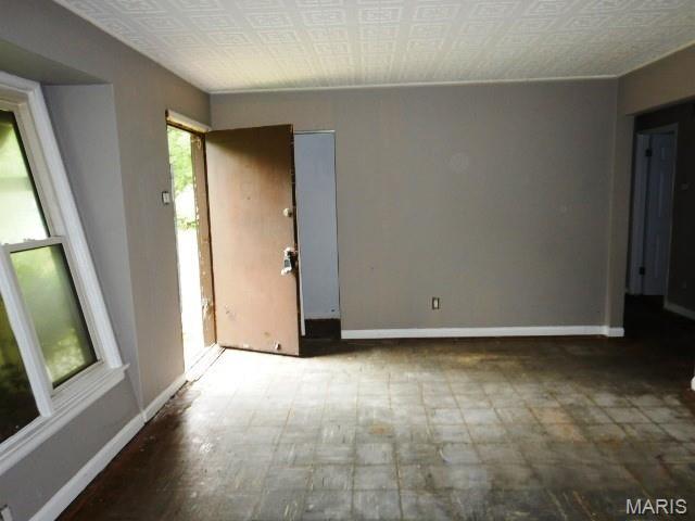 11947 Bridgevale Ave, Saint Louis, MO 63138 - empty room featuring baseboards