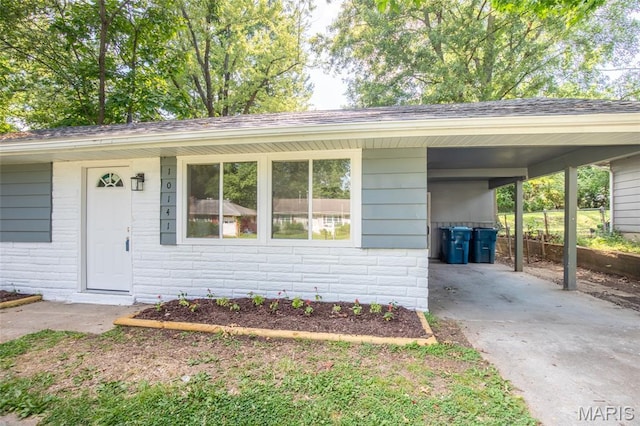 10141 Ventura Dr, Ferguson Township, MO 63136 - single story home featuring concrete driveway and a carport