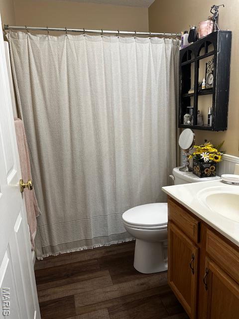 1010 Pine St, Sikeston, MO 63801 - bathroom featuring wood finished floors, vanity, and a shower with curtain