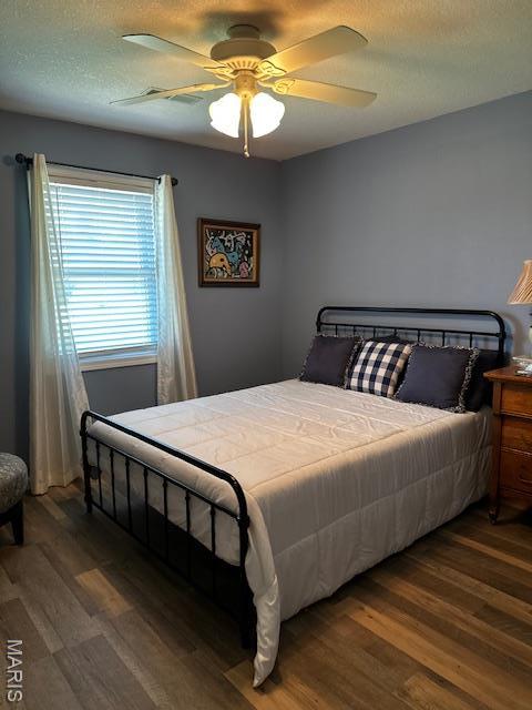 1010 Pine St, Sikeston, MO 63801 - bedroom with wood finished floors and ceiling fan