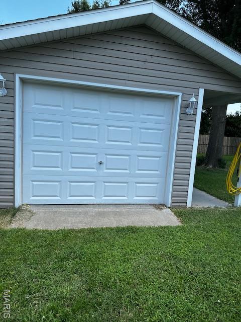 1010 Pine St, Sikeston, MO 63801 - view of garage