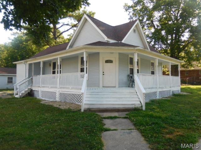 200 N Madison St, Kinmundy, IL 62854 - farmhouse inspired home with covered porch and a front yard