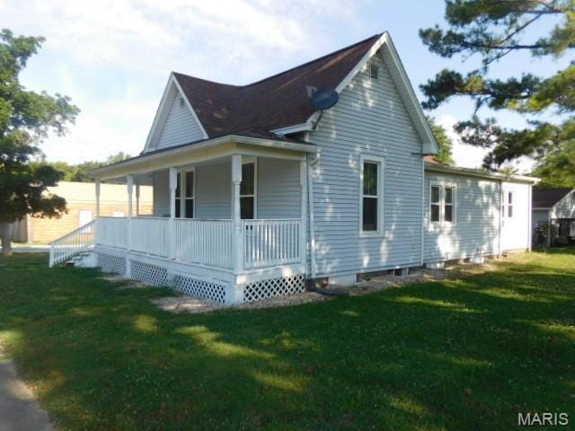 200 N Madison St, Kinmundy, IL 62854 - rear view of property with a porch and a lawn