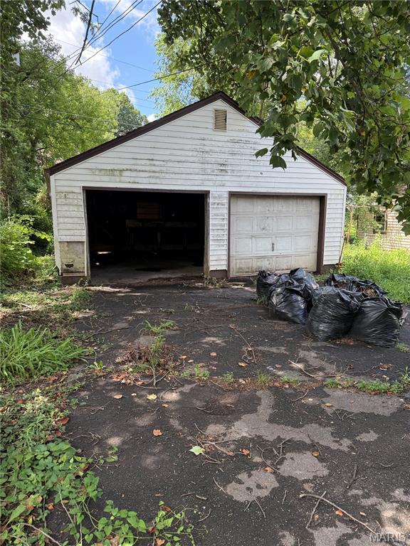8030 Aline Ave, Berkeley, MO 63134 - view of detached garage