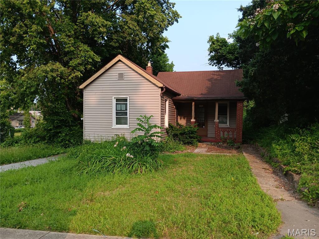 3738 Avondale Ave, Saint Louis, MO 63121 - view of front of house featuring a porch and a front yard