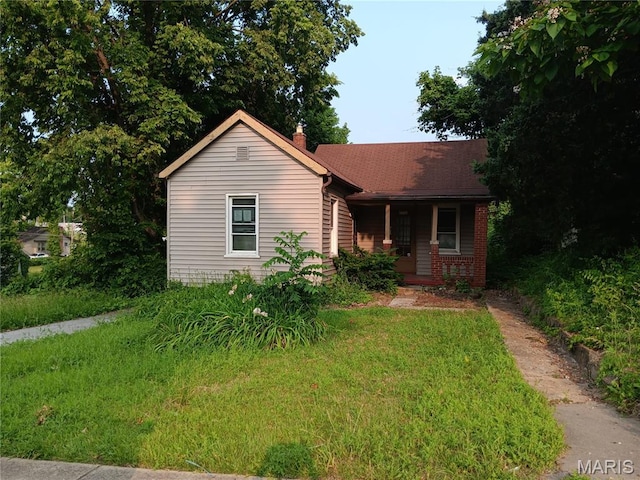 3738 Avondale Ave, Saint Louis, MO 63121 - view of front of house featuring a porch and a front yard