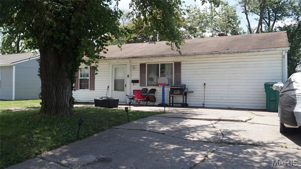 10 Saint Gregory Dr, Cahokia, IL 62206 - photo 2