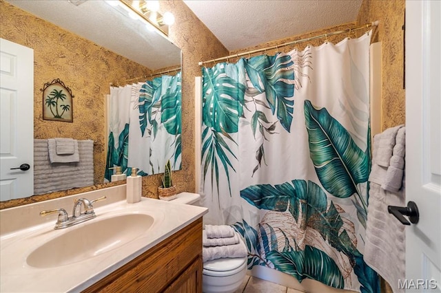 25 Whispering Oaks Dr, Washington, MO 63090 - full bath featuring a textured ceiling, vanity, wallpapered walls, and a shower with shower curtain