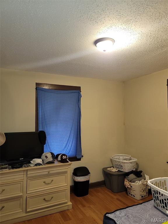 4833 Penrose St, Saint Louis, MO 63115 - bedroom featuring light wood-style floors and a textured ceiling