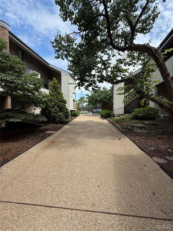 670 Coeur De Royale Dr Unit A, Creve Coeur, MO 63141 - view of concrete surface