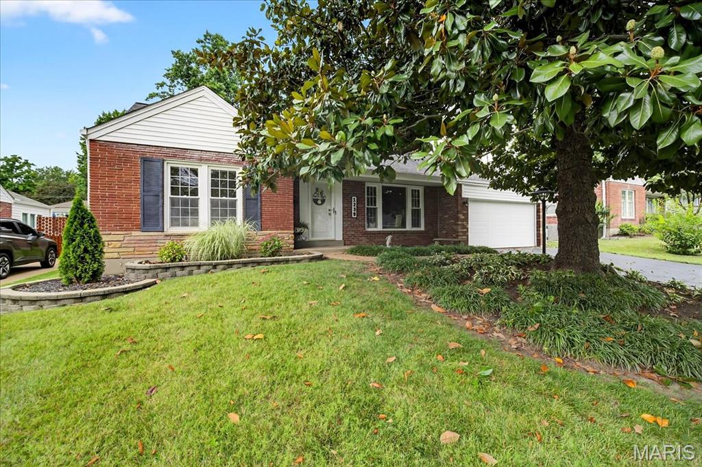 1239 Carol Ann Pl, Glendale, MO 63122 - photo 1