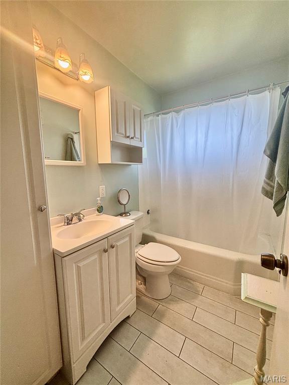 5540 Arthur Ave, Saint Louis, MO 63139 - full bathroom featuring vanity, shower / bath combination with curtain, and tile patterned floors