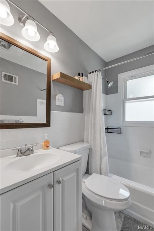 962 Buckeye Dr, Ferguson, MO 63135 - bathroom with vanity and shower / bathtub combination with curtain
