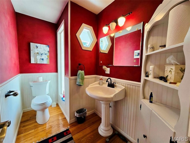 202 Maple, Licking, MO 65542 - bathroom featuring wood finished floors, a wainscoted wall, and built in shelves