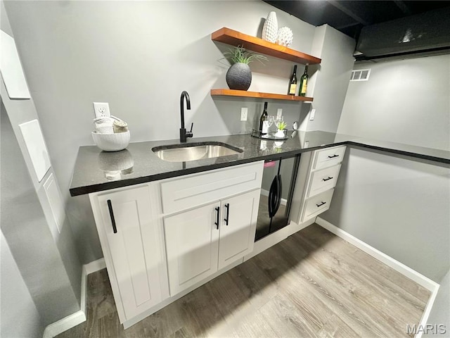 1226 Oakleaf Dr, Saint Louis, MO 63119 - indoor wet bar featuring wood finished floors and baseboards