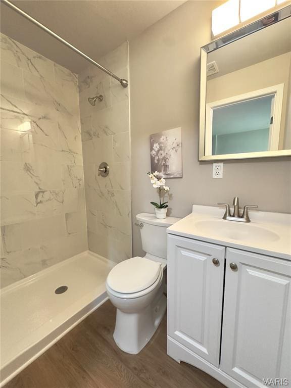 1248 Lynchester Ln, Kirkwood, MO 63122 - bathroom featuring wood finished floors, vanity, and tiled shower