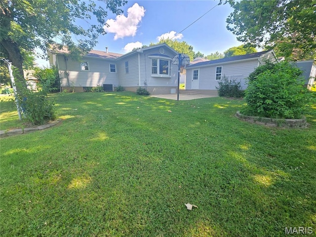 132 Linn Dr, Saint Genevieve, MO 63670 - back of property with a patio and a yard