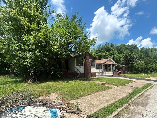1625 N 46th St E, St Louis, IL 62204 - bungalow-style house featuring a front yard and covered porch