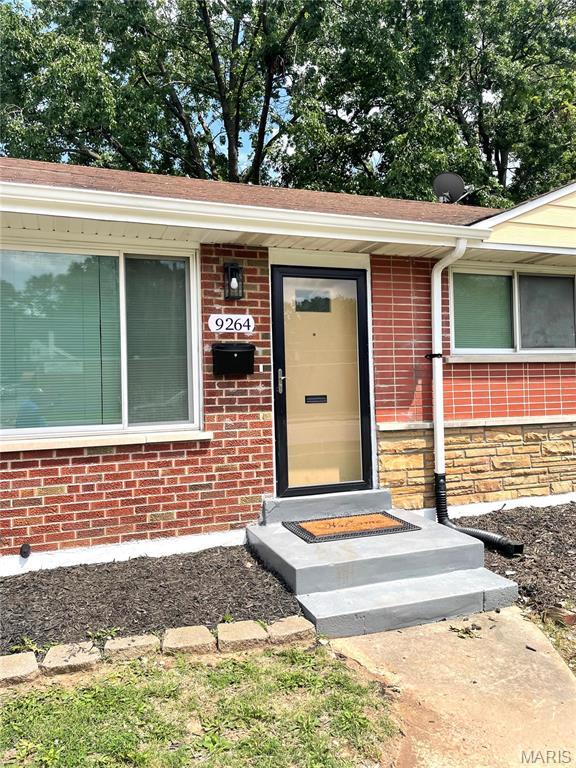 9264 Bellefontaine Rd, Bellefontaine Nghbrs, MO 63137 - entrance to property with brick siding