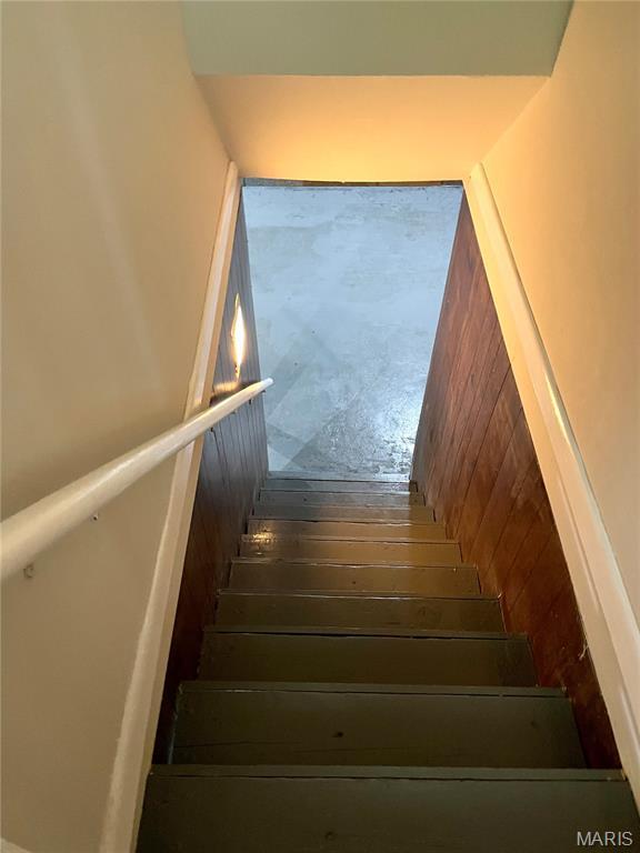 9264 Bellefontaine Rd, Bellefontaine Nghbrs, MO 63137 - view of stairs