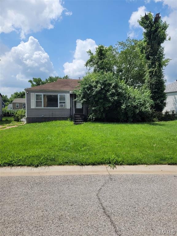 8138 Blanchard Dr, Saint Louis, MO 63134 - bungalow-style home featuring a front lawn