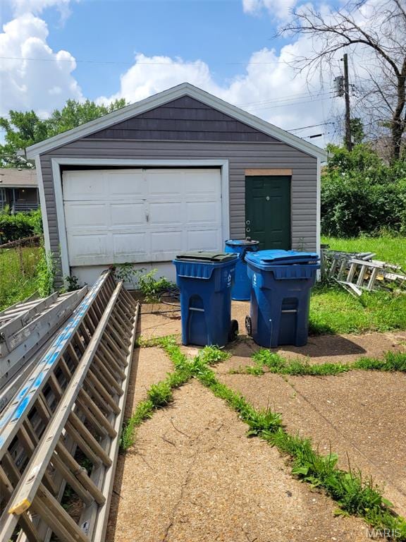 8138 Blanchard Dr, Saint Louis, MO 63134 - view of detached garage