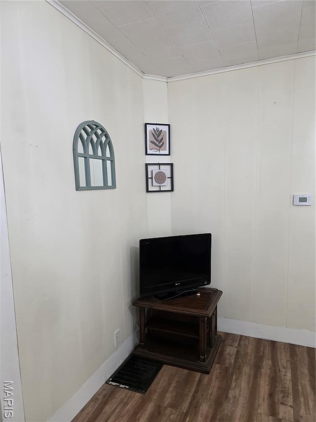 1414 Newton Ave, Johnston City, IL 62951 - detailed view of wood finished floors and a decorative wall