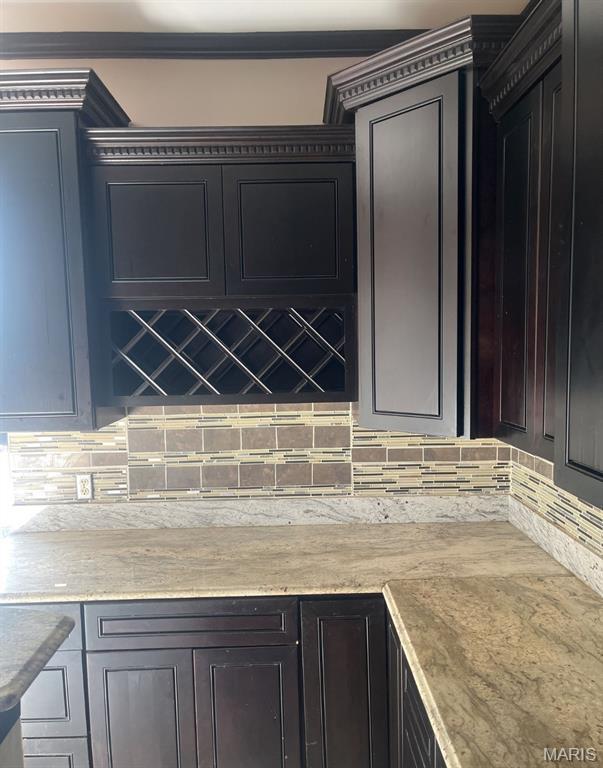 5185 Enright Ave, Saint Louis, MO 63108 - kitchen with tasteful backsplash
