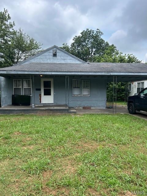 520 Coleman St, Sikeston, MO 63801 - bungalow-style home featuring a front yard, covered porch, and an attached carport