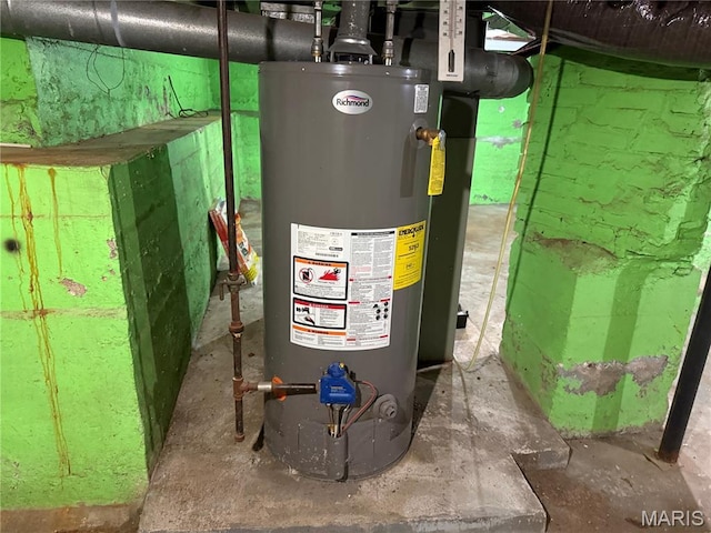 3313 Saint Charles St, Hannibal, MO 63401 - utility room with gas water heater
