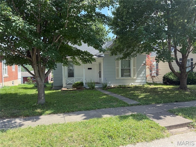 3313 Saint Charles St, Hannibal, MO 63401 - view of front of property with a front yard
