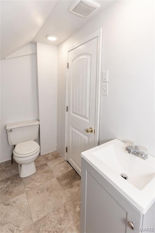 711 Erskine Ave, Lemay Township, MO 63125 - bathroom with vanity and vaulted ceiling
