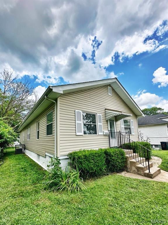 1604 Quendo Ave, Saint Louis, MO 63130 - view of front facade with a front lawn