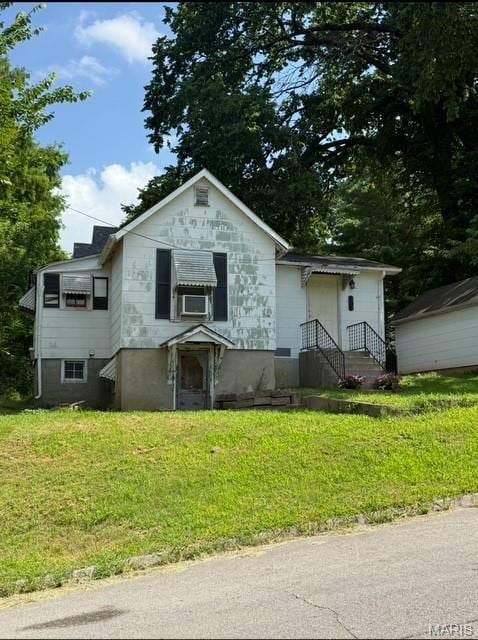430 Johnson St, Cape Girardeau, MO 63701 - bungalow-style home with a front yard and cooling unit